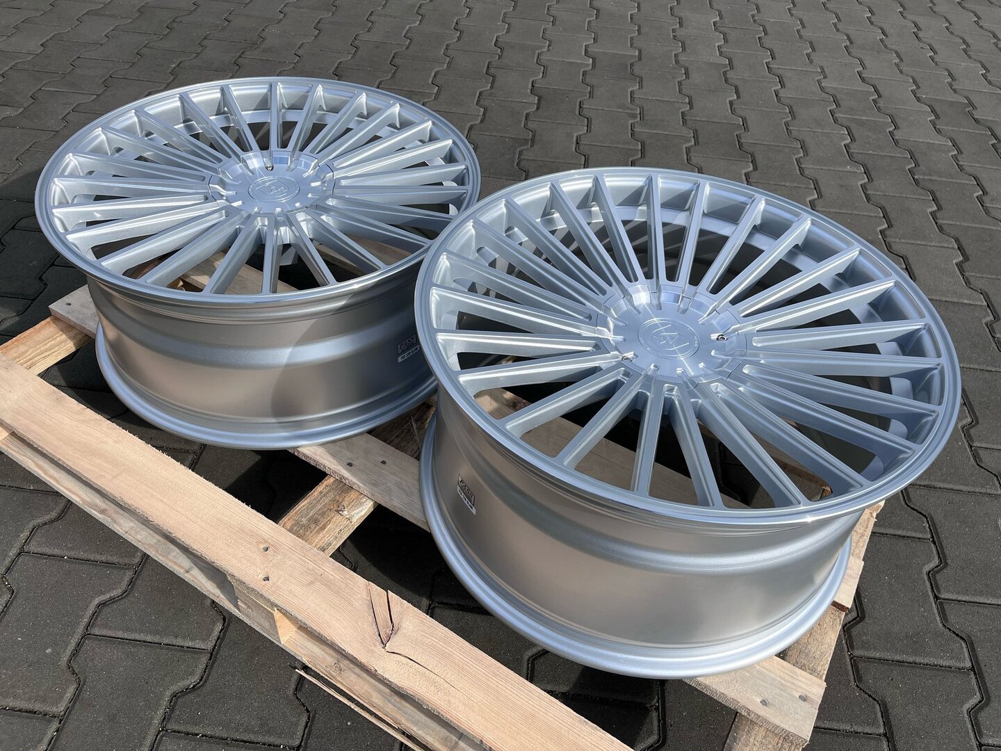 AXE EX50 22" 9J ET30 5x108-5x130 Gloss Silver Polished - obrazek 3