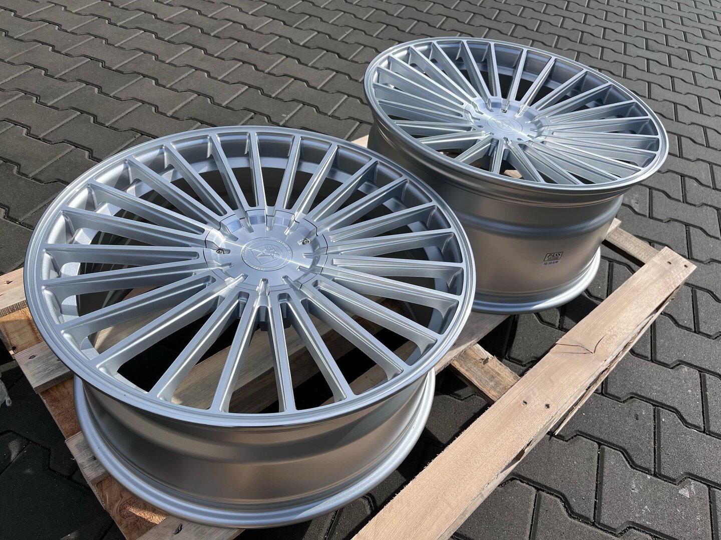 AXE EX50 22" 11,5J ET41 5x108-5x130 Gloss Silver Polished - obrazek 4