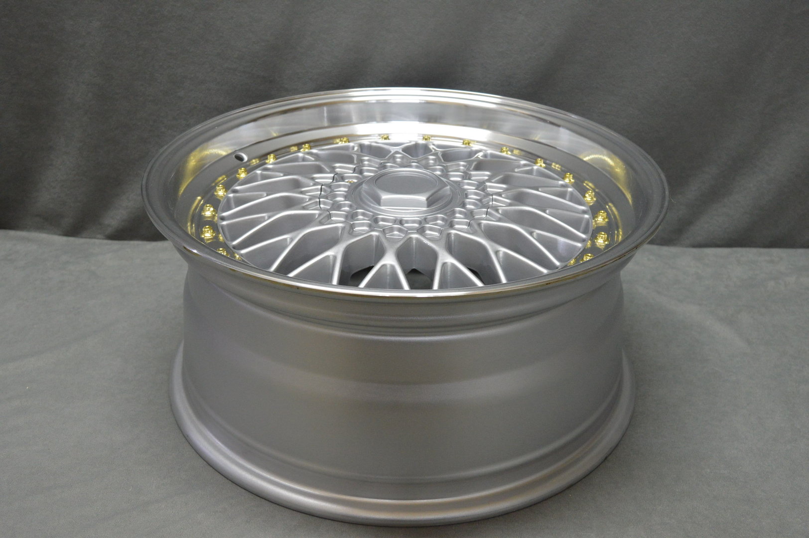 DARE RS 18" 8J ET42 4x100/5x100 SL Golden Rivets - obrazek 6