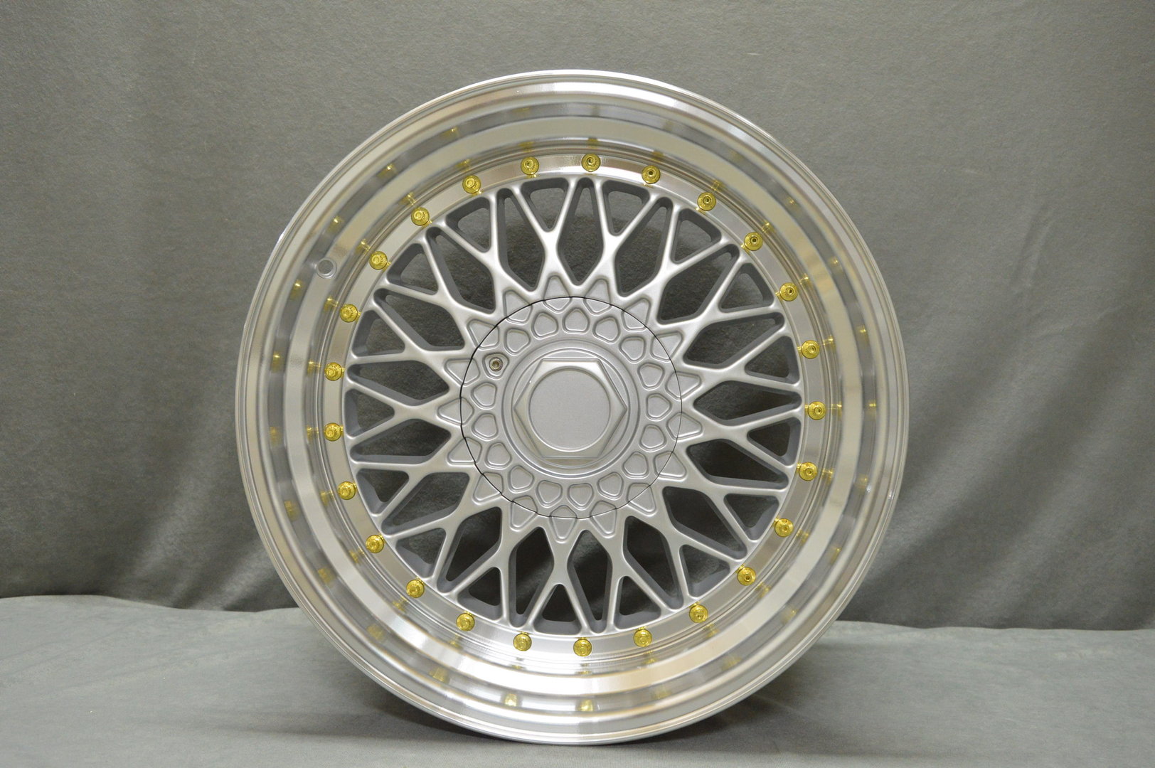 DARE RS 18'' 9,5J ET38 5x100/5x114,3 SL Golden Rivets - obrazek 2