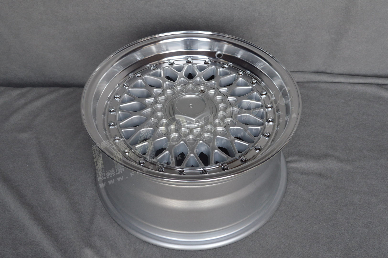 DARE RS S135 15" 8J ET15 4x100 / 4x108 SL Silver Rivets - obrazek 5