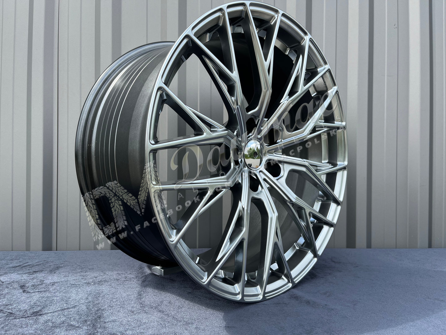 DM04 19" 9,5J ET38 5x120 Hyper Black - obrazek 3