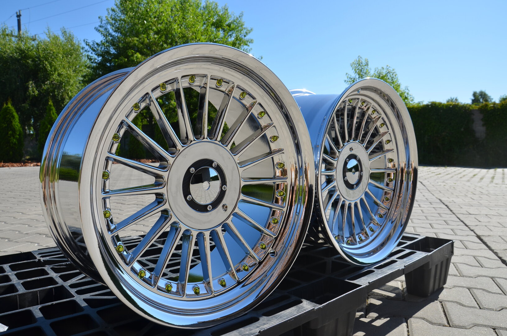 DMC03 17" 8J ET20 + 9J ET15 5x112/120 Chrome + Gold Rivets - obrazek 4