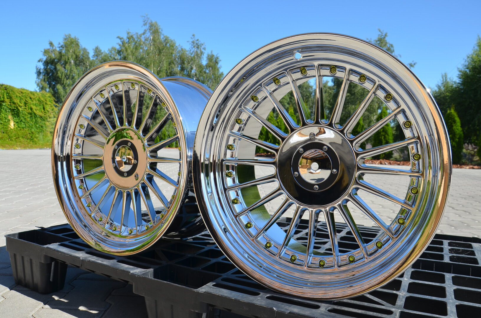 DMC03 17" 8J ET20 + 9J ET15 5x112/120 Chrome + Gold Rivets - obrazek 5