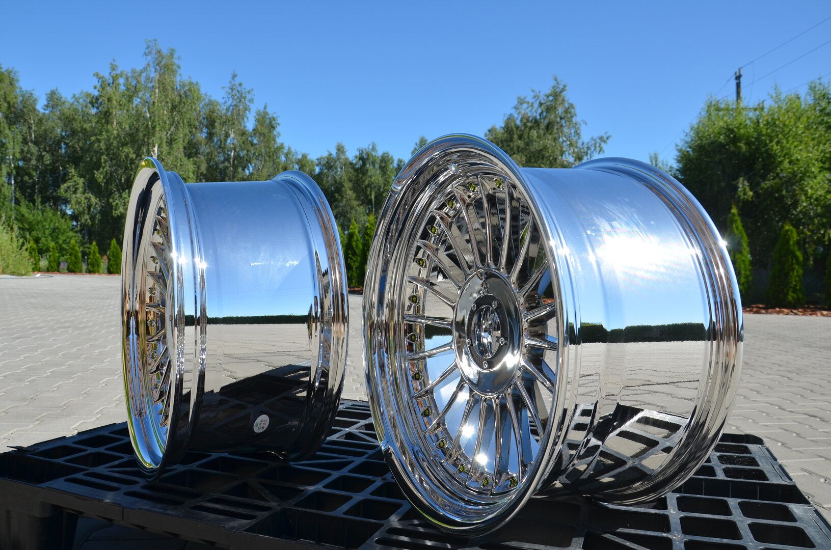 DMC03 17" 8J ET20 + 9J ET15 5x112/120 Chrome + Gold Rivets - obrazek 7