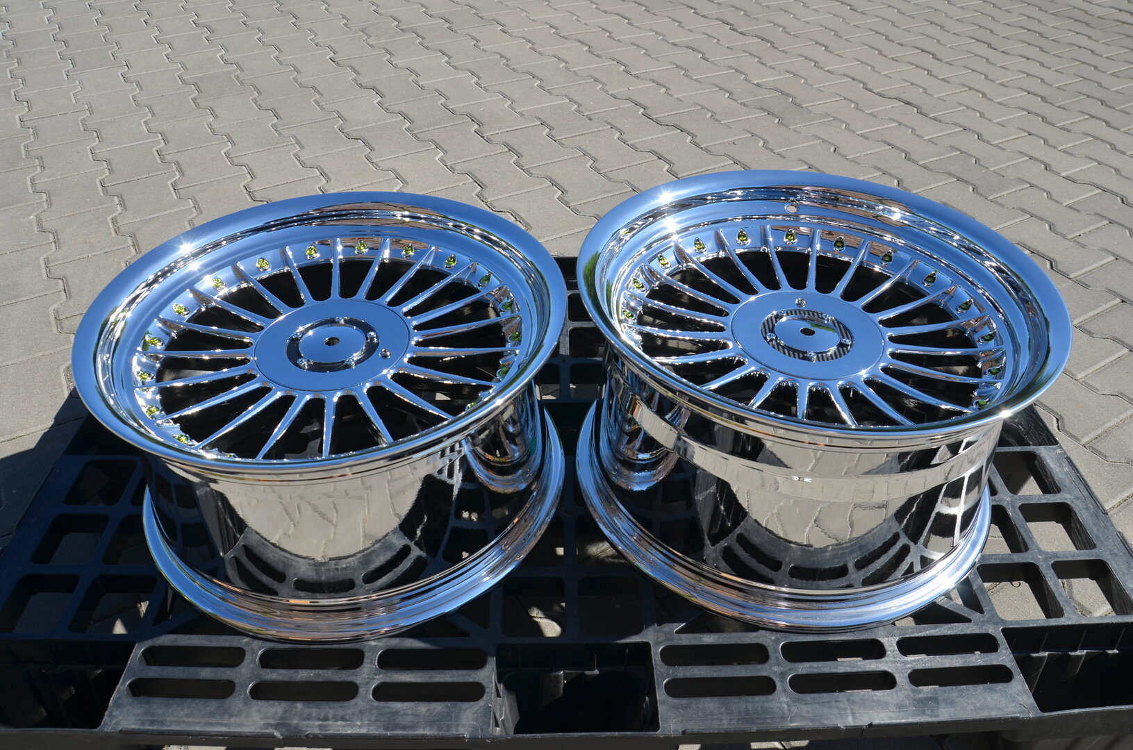 DMC03 17" 8J ET20 + 9J ET15 5x112/120 Chrome + Gold Rivets - obrazek 8