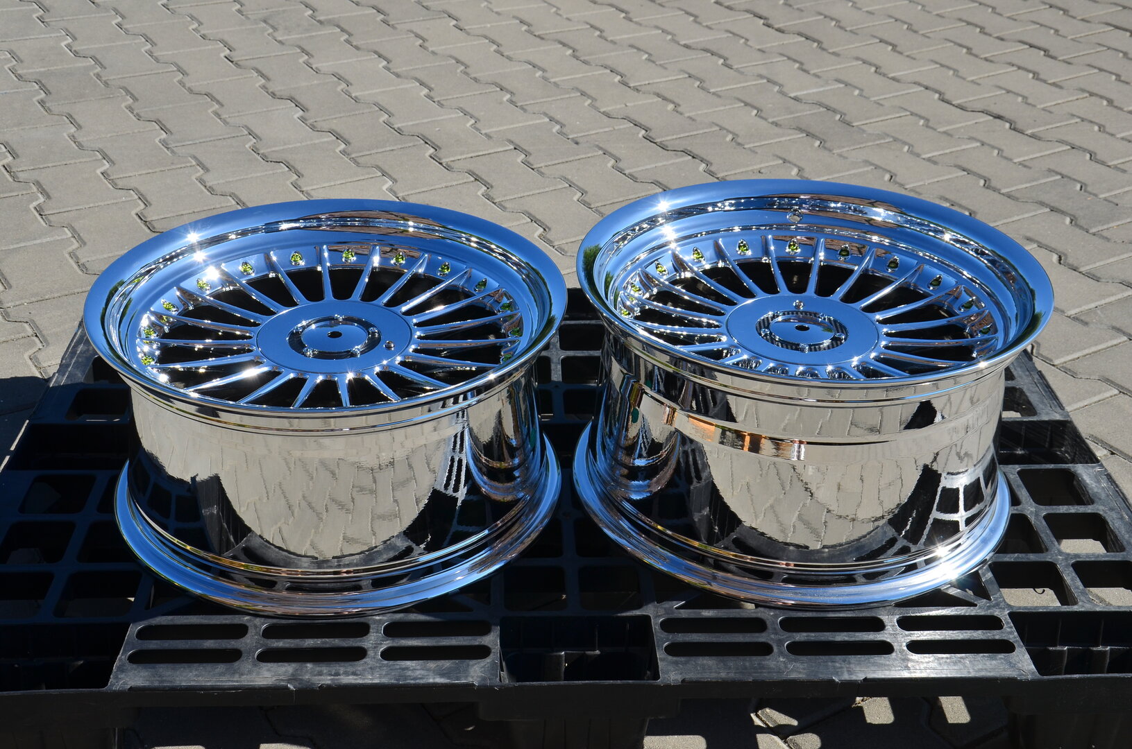 DMC03 17" 8J ET20 + 9J ET15 5x112/120 Chrome + Gold Rivets - obrazek 9