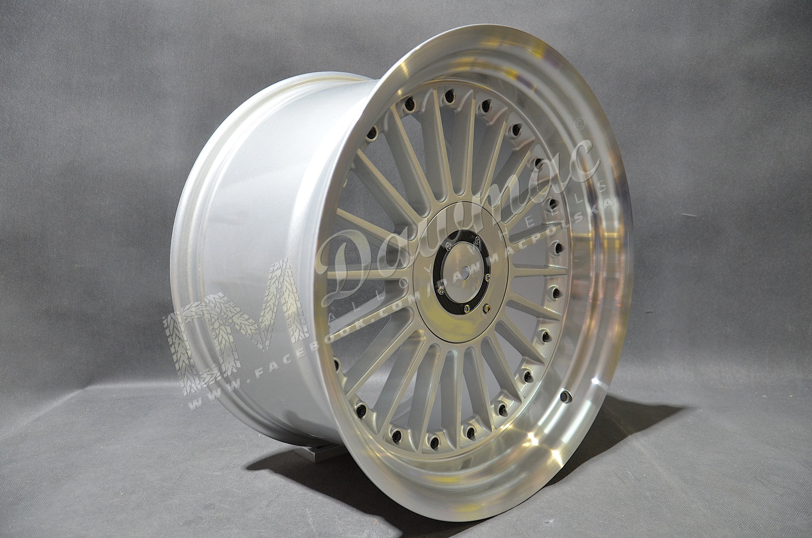 DMC03 18" 10J ET15 4x100/4x108 Silver Machined Lip + Black Rivet - obrazek 3