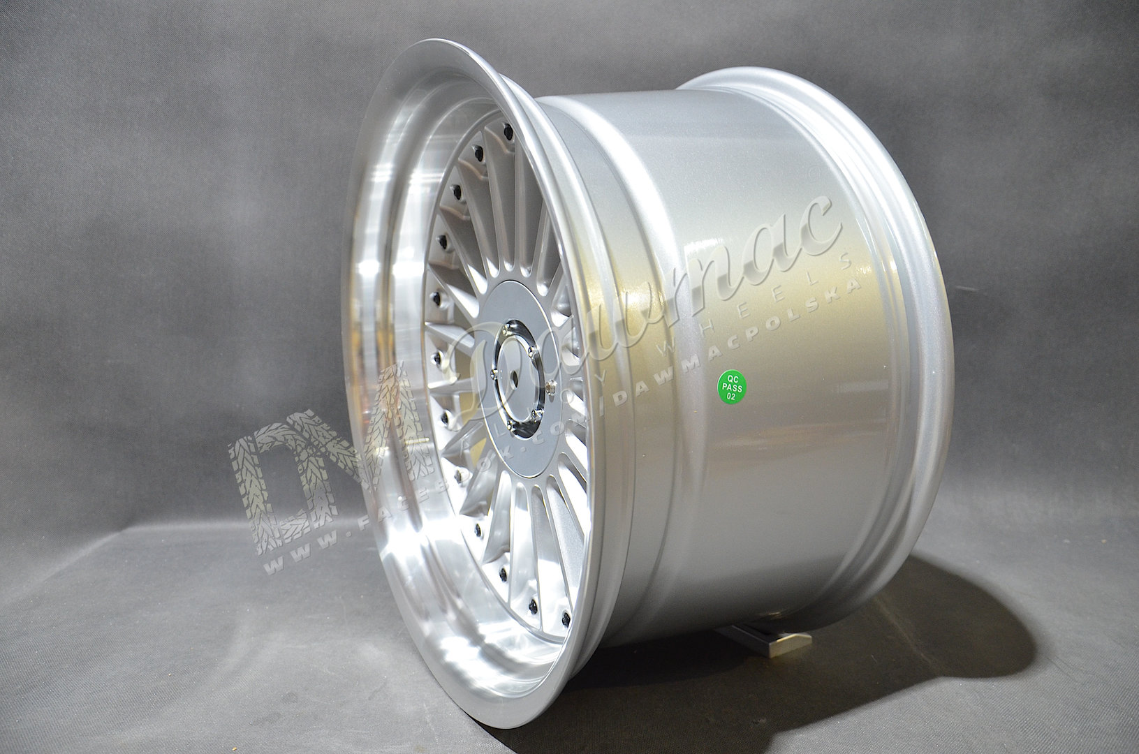 DMC03 18" 10J ET15 4x100/4x108 Silver Machined Lip + Black Rivet - obrazek 4