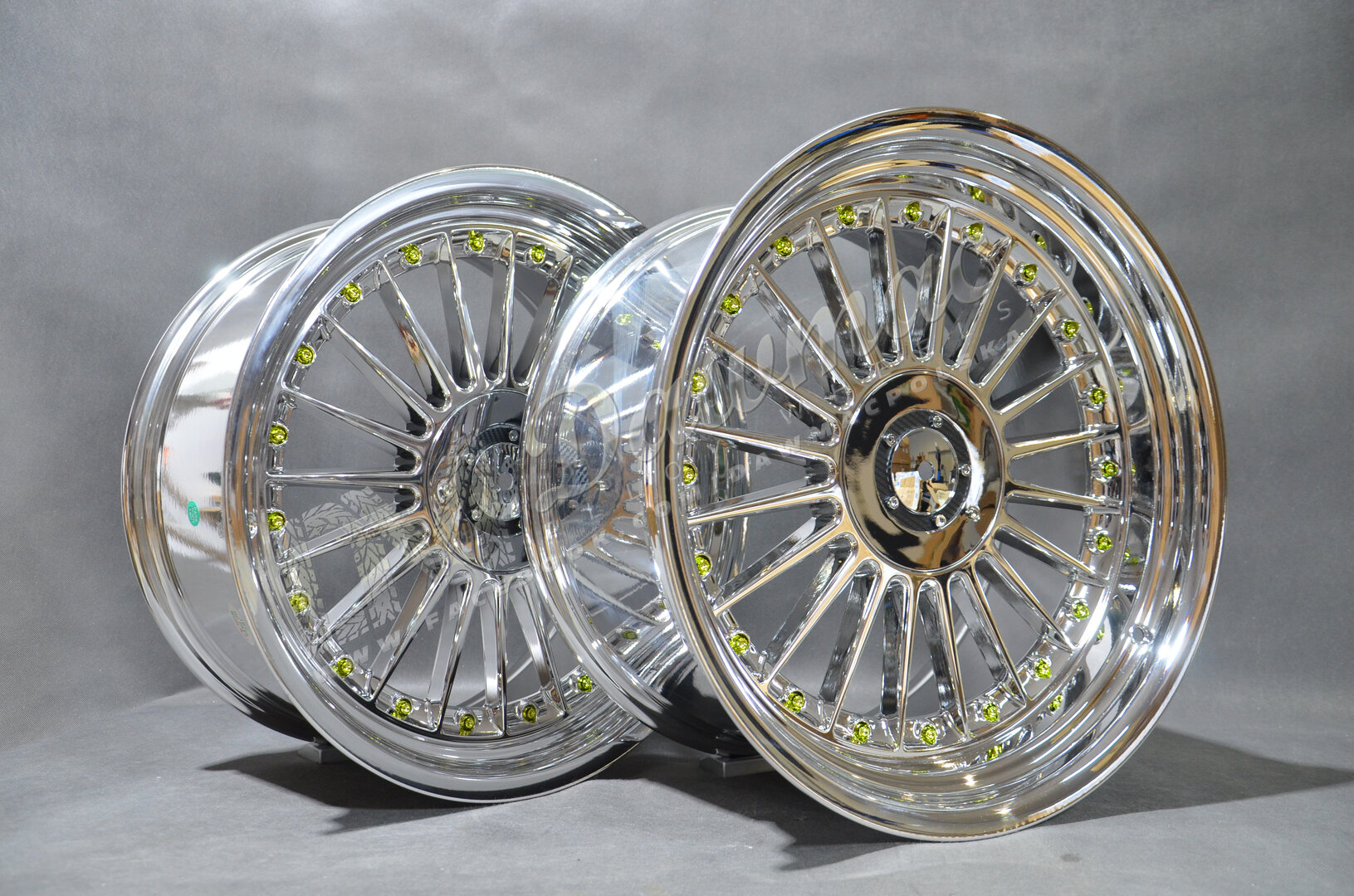 DMC03 19" 8,5J ET25 + 10J ET20 5x112/120 Chrome + Gold Rivets - obrazek 4