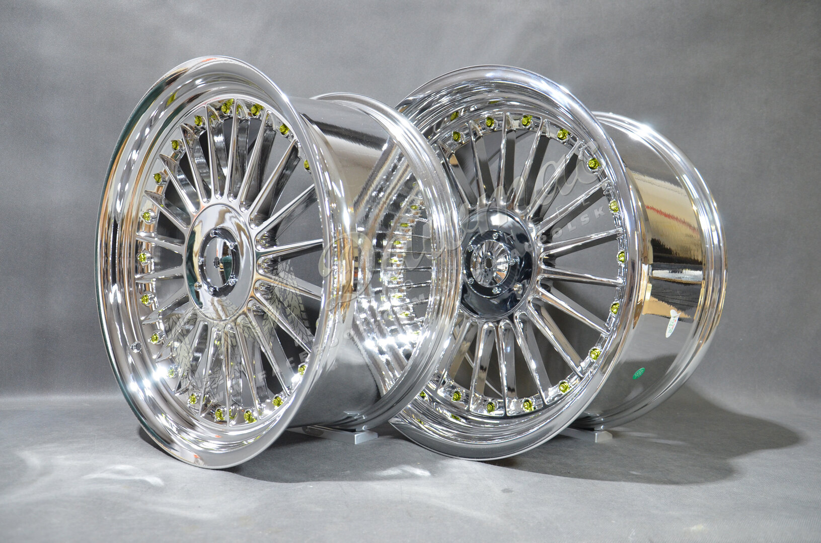 DMC03 19" 8,5J ET25 + 10J ET20 5x112/120 Chrome + Gold Rivets - obrazek 5