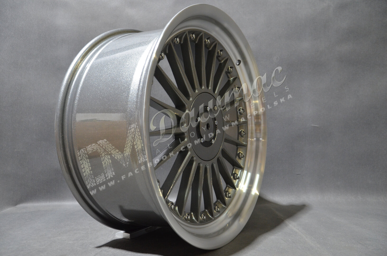 DMC03 19" 8,5J ET25 5x112/120 Grey Machine Lip + Chrome Rivet - obrazek 3