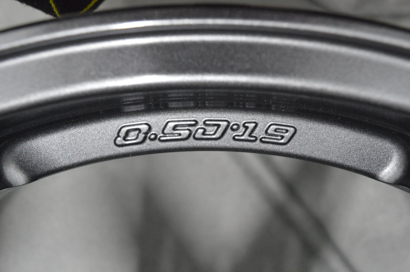 BOLA B1 17" 7,5J ET40-45 4x98-4x114 Gloss Gunmetal - obrazek 5