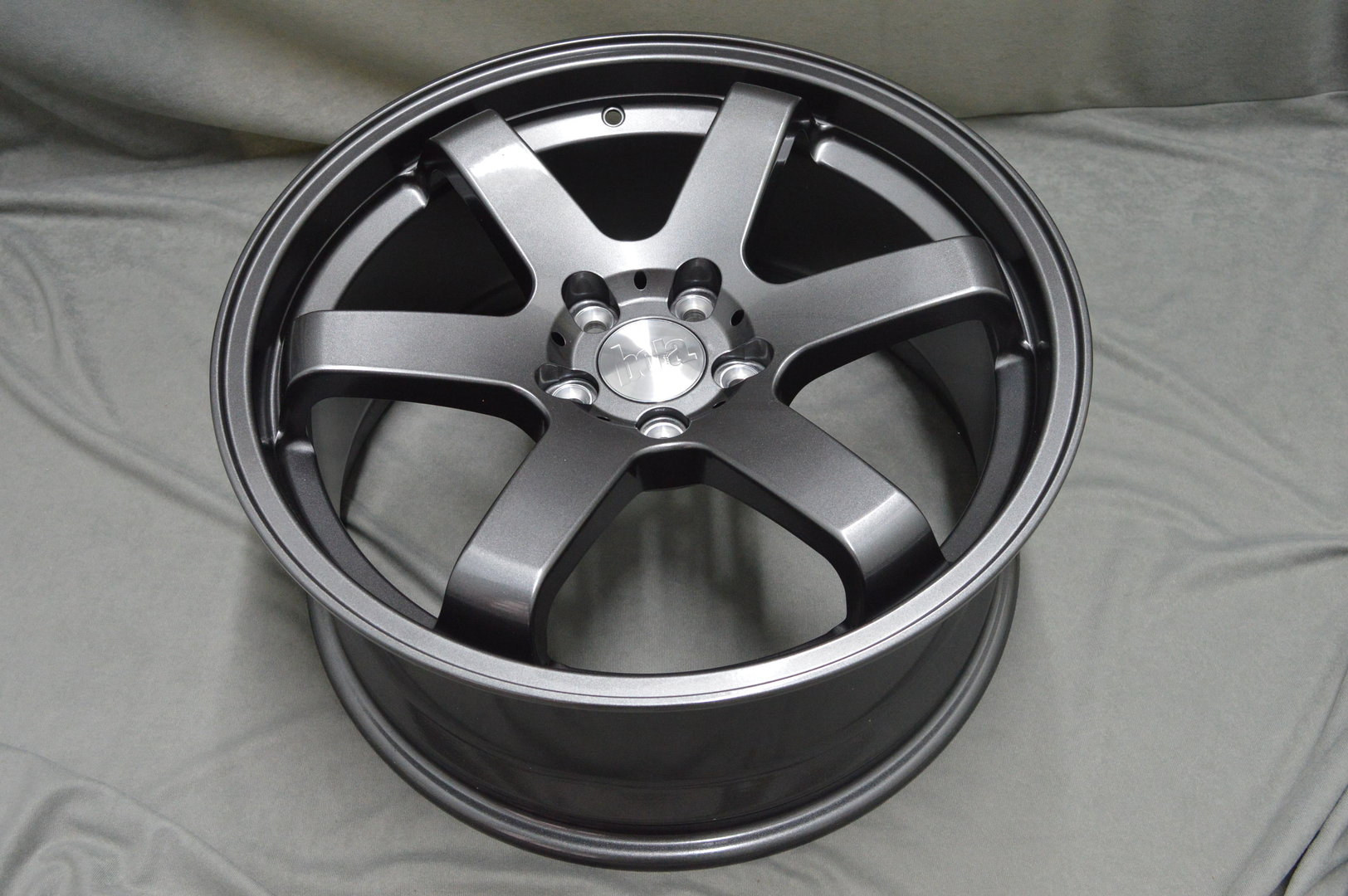 BOLA B1 17" 7,5J ET40-45 4x98-4x114 Gloss Gunmetal - obrazek 6