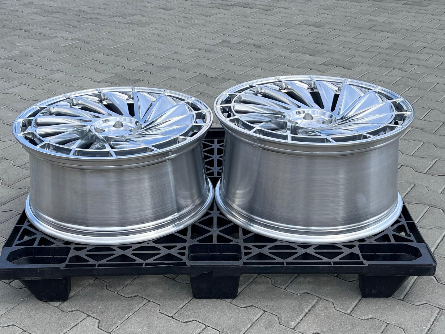 Dawmac Forged 22" 9,5J ET43 + 11J ET47 5x112 Silver Polished - obrazek 10