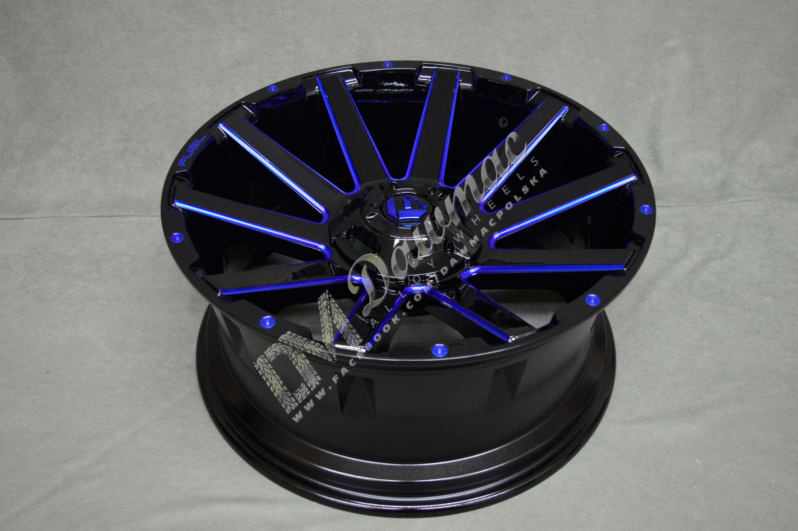 Fuel Contra 20" 9J ET2 6x135/6x139,7 Gloss Black Milled Blue - obrazek 5