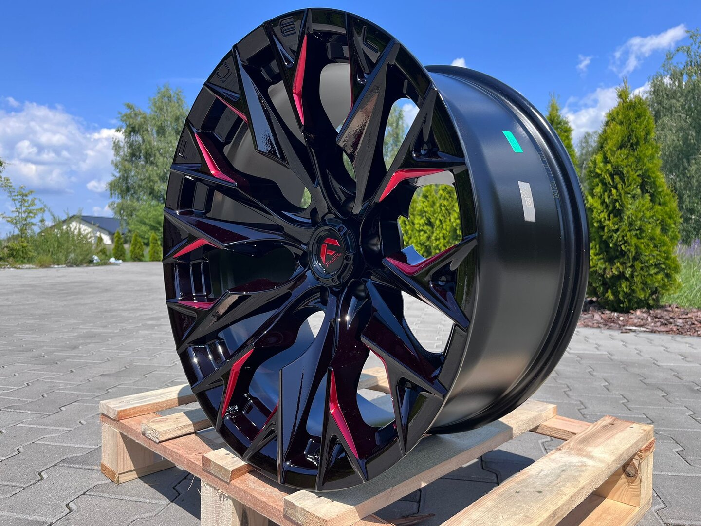Fuel Flame 22" 10J ET-18 6x139,7 Candy Red Gloss Black Milled - obrazek 3