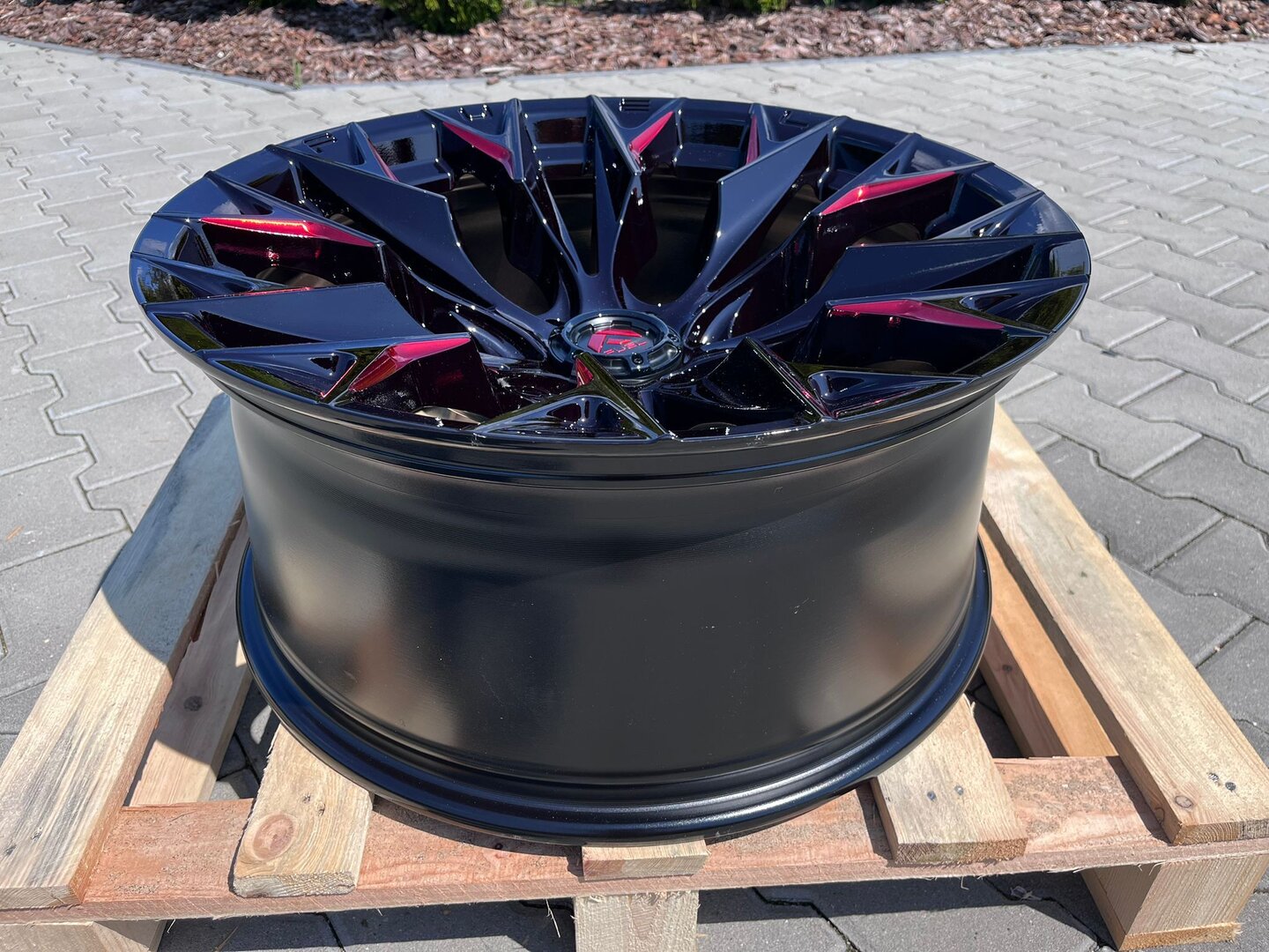 Fuel Flame 22" 10J ET-18 6x139,7 Candy Red Gloss Black Milled - obrazek 4