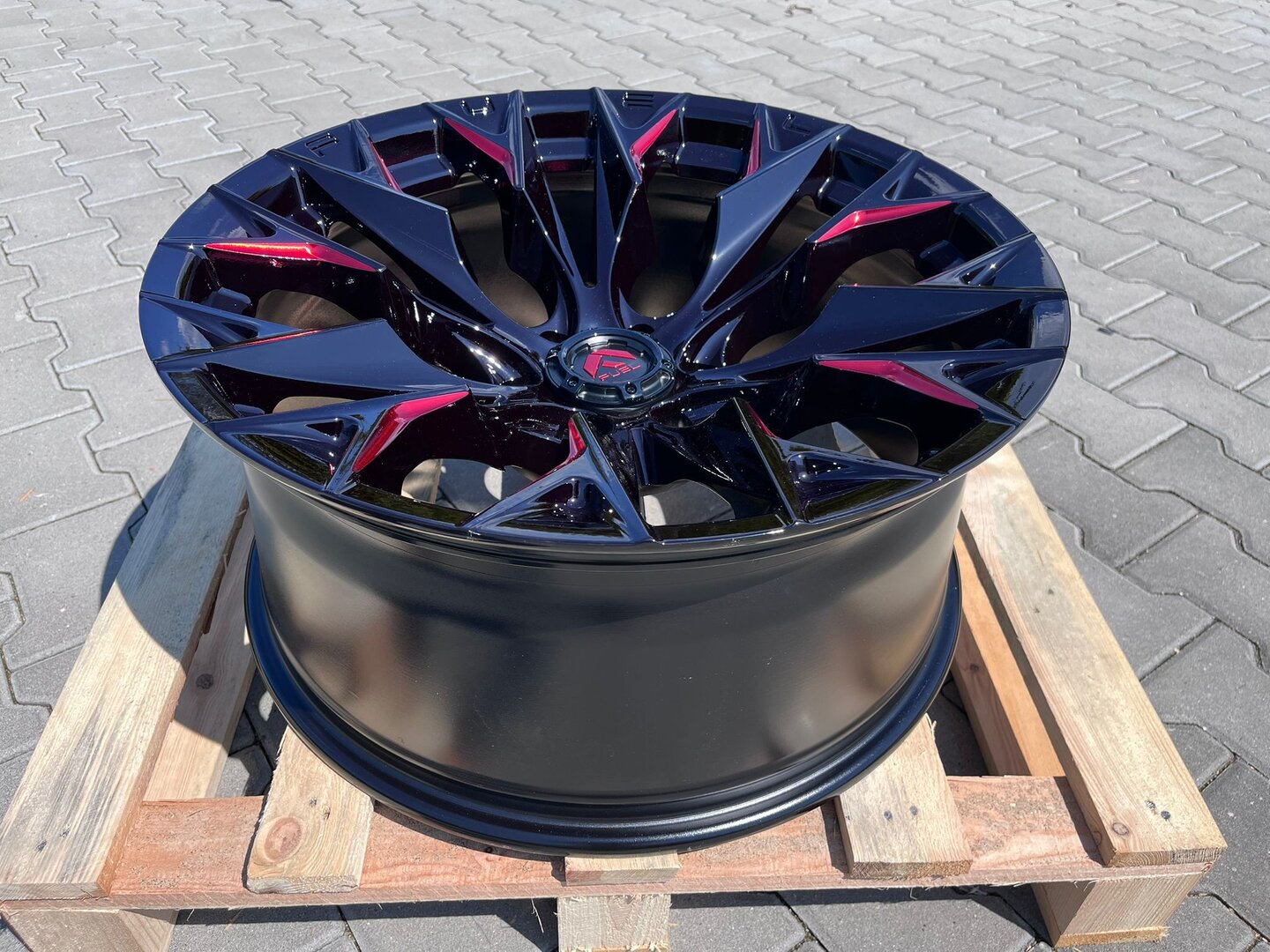 Fuel Flame 22" 10J ET-18 6x139,7 Candy Red Gloss Black Milled - obrazek 5