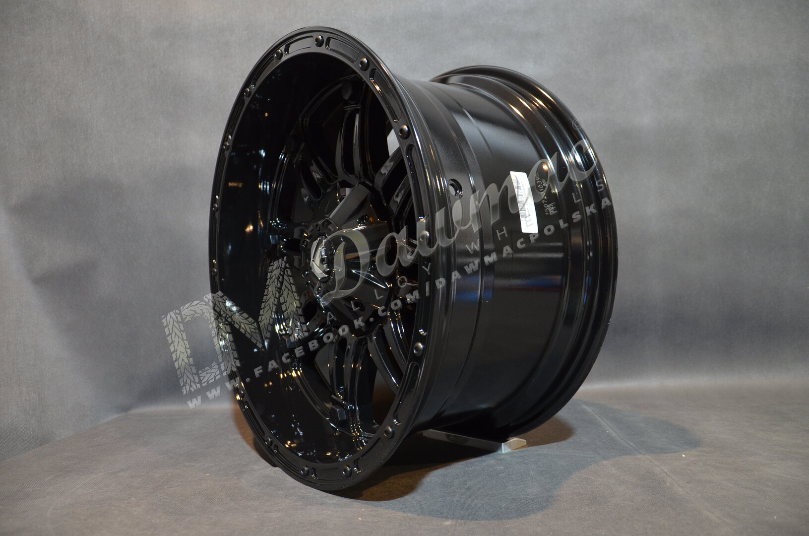 Fuel Hostage 20" 10J ET-24 6x135/6x139,7 Gloss Black - obrazek 4