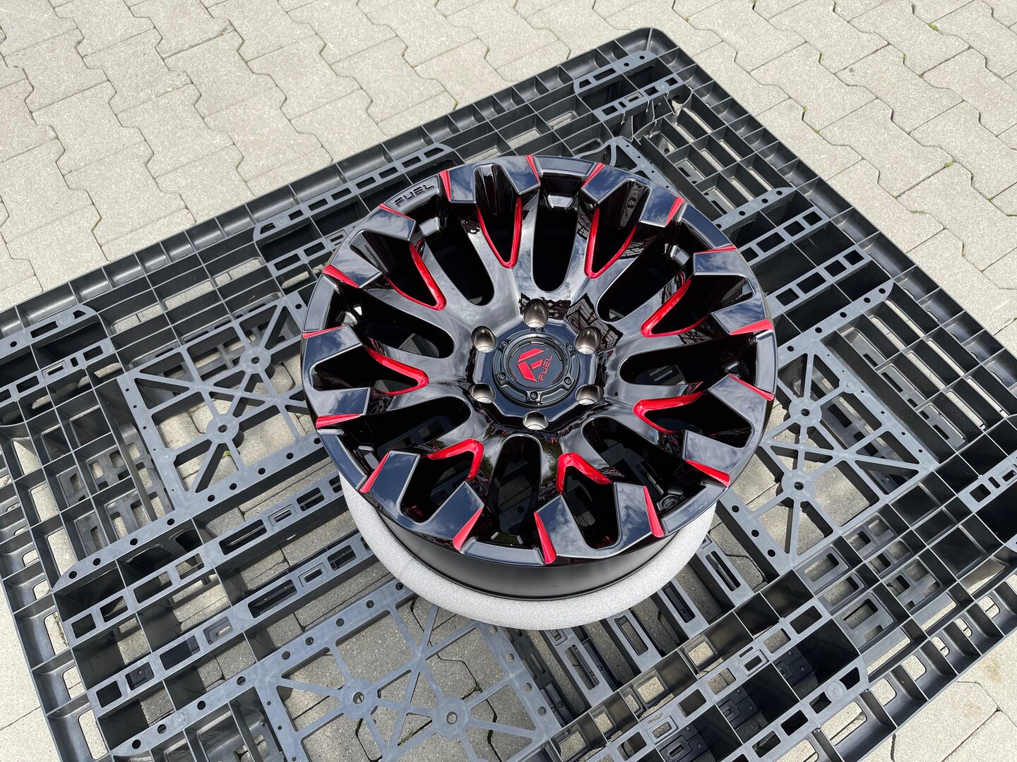 Fuel Quake 18" 9J ET1 6x139,7 Gloss Black Milled Red Tint - obrazek 2