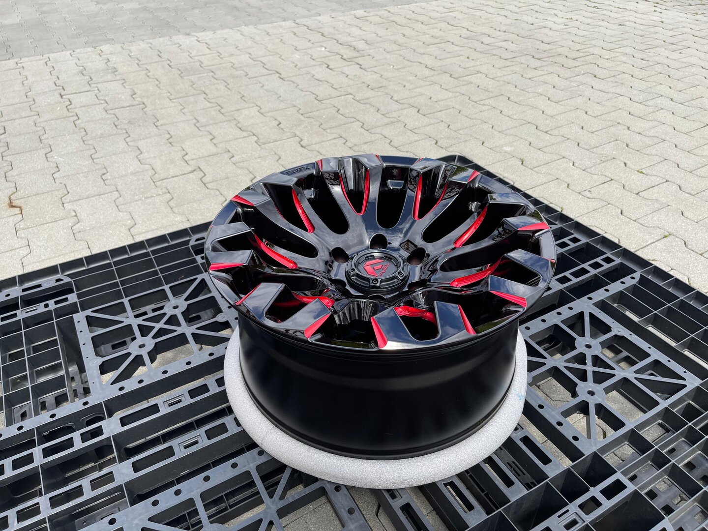 Fuel Quake 18" 9J ET1 6x139,7 Gloss Black Milled Red Tint - obrazek 3