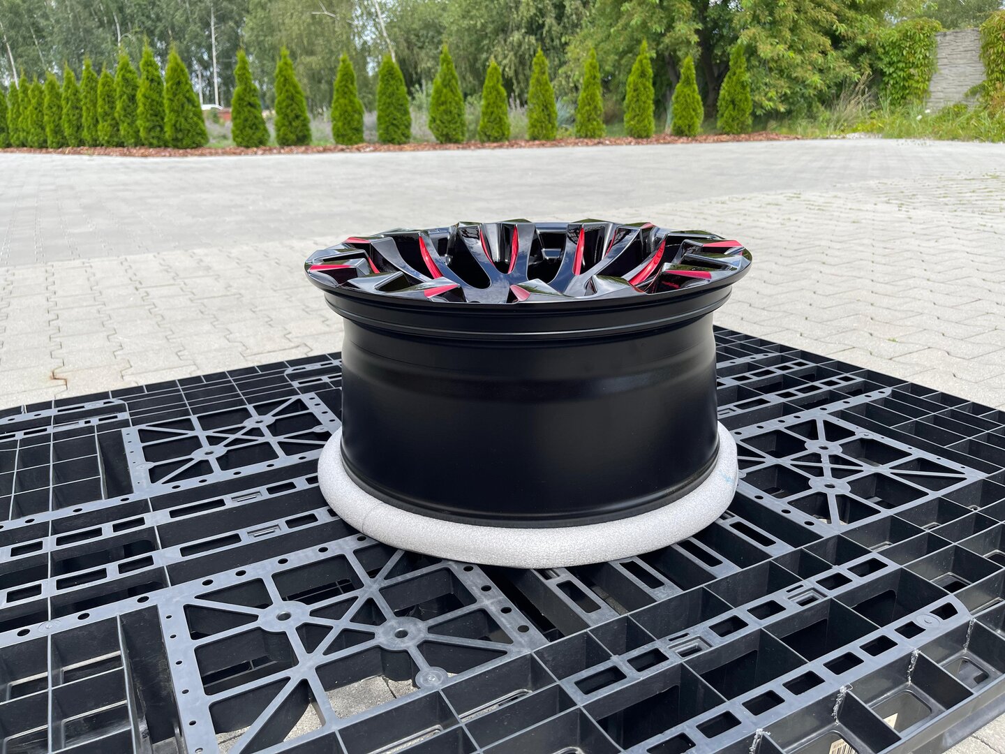 Fuel Quake 18" 9J ET1 6x139,7 Gloss Black Milled Red Tint - obrazek 4