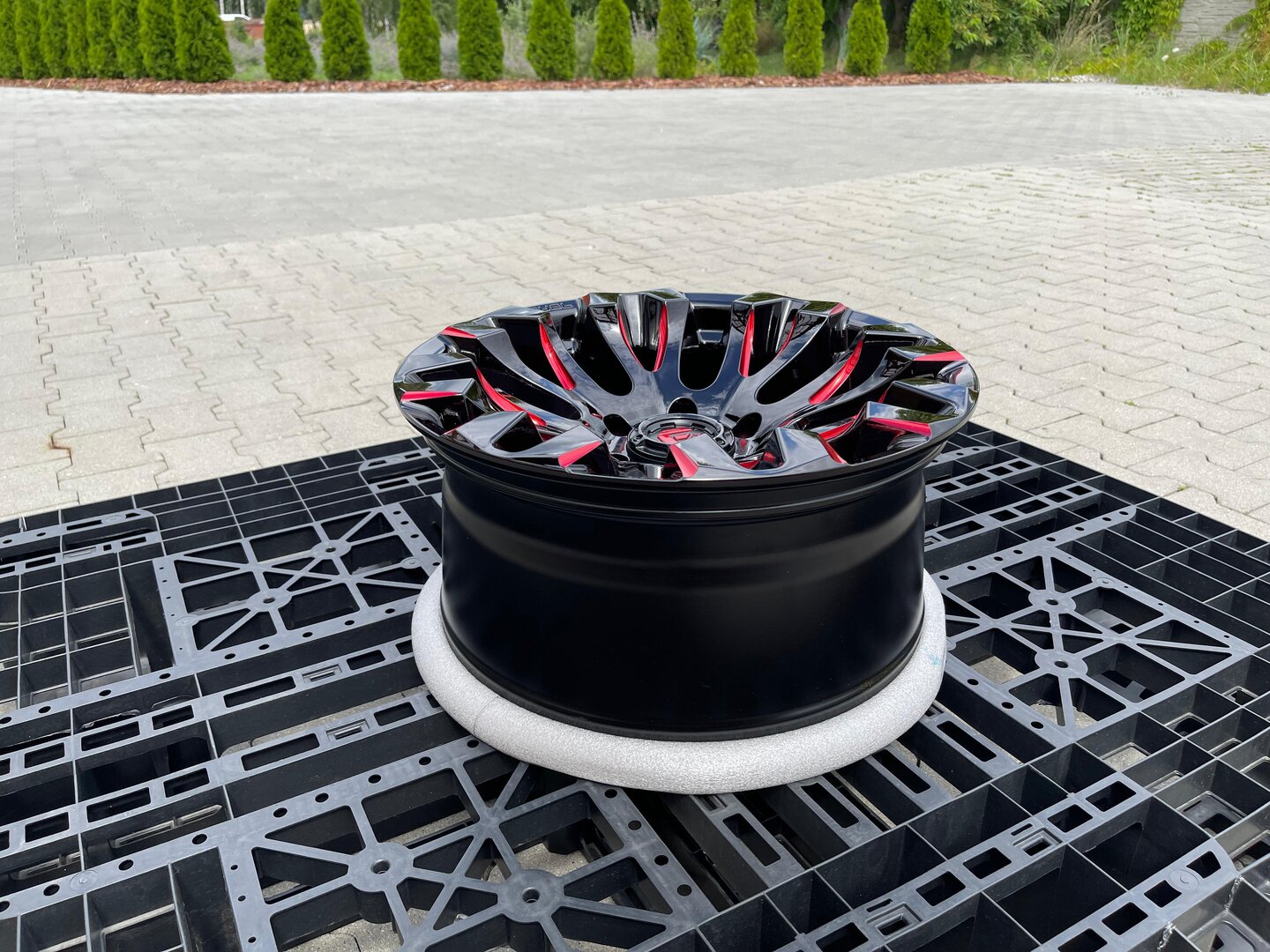 Fuel Quake 18" 9J ET1 6x139,7 Gloss Black Milled Red Tint - obrazek 5