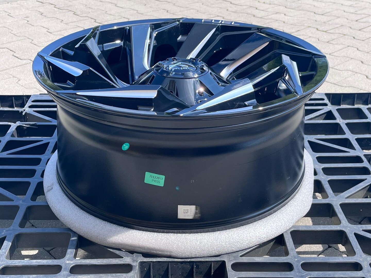 Fuel Reaction 20" 9J ET1 5x114,3/5x127 Gloss Black Milled - obrazek 6