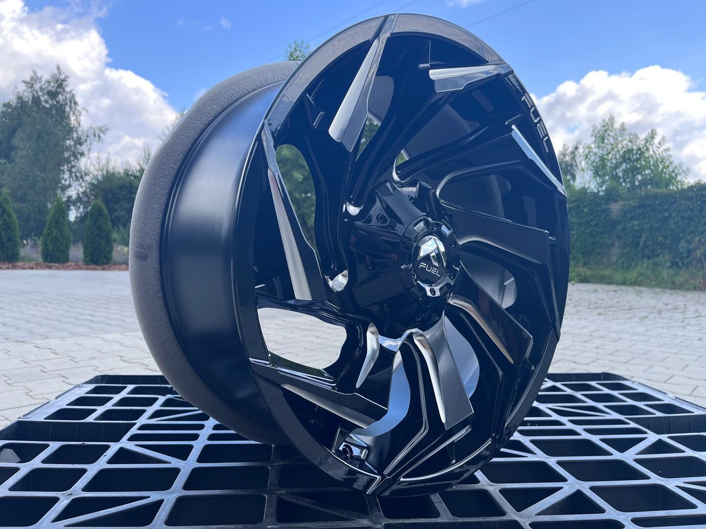 Fuel Reaction 20" 9J ET1 6x135/6x139,7 Gloss Black Milled - obrazek 3