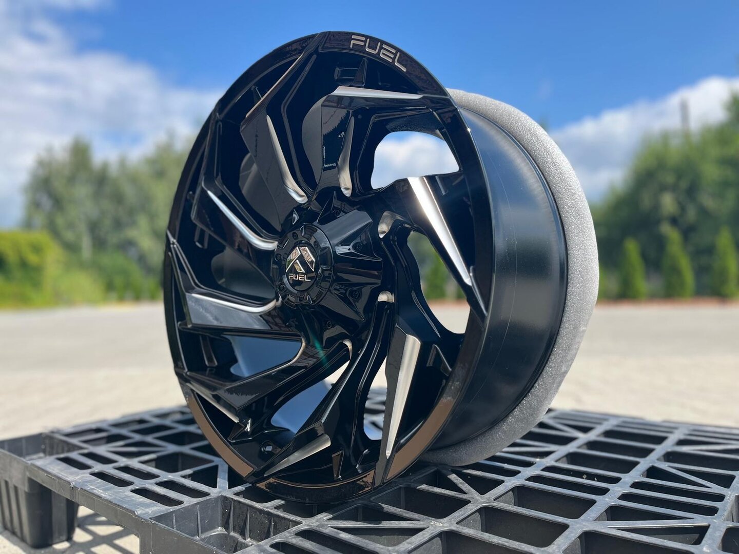 Fuel Reaction 22" 10J ET-18 6x135/6x139,7 Gloss Black Milled - obrazek 4