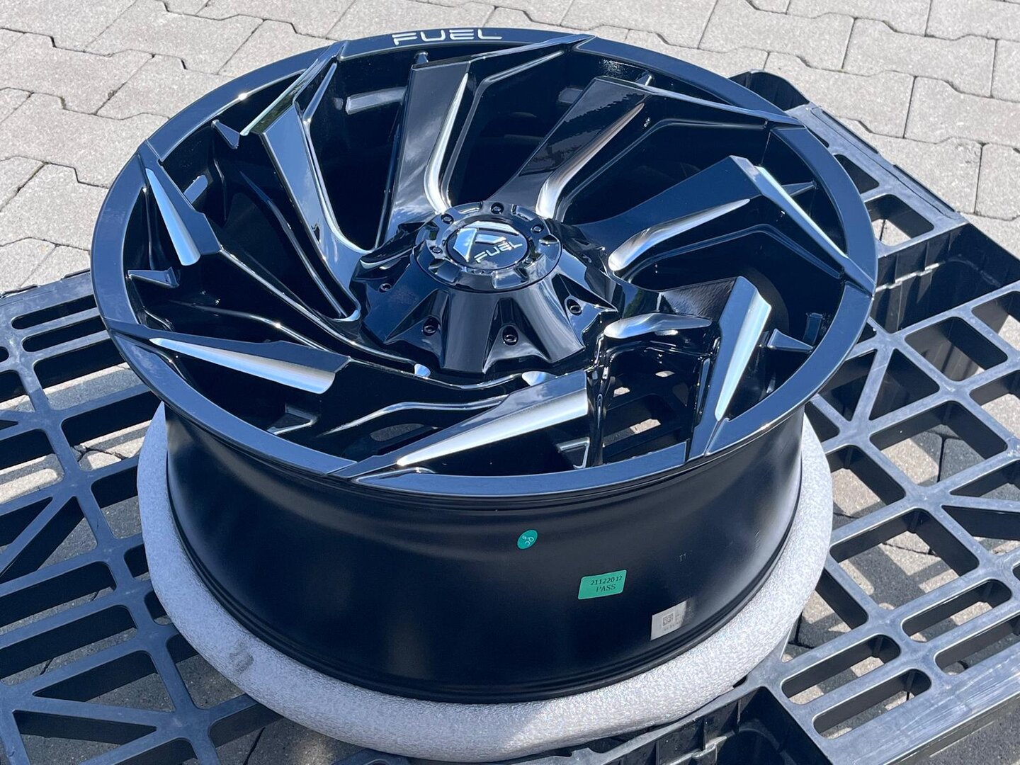 Fuel Reaction 22" 10J ET-18 6x135/6x139,7 Gloss Black Milled - obrazek 5