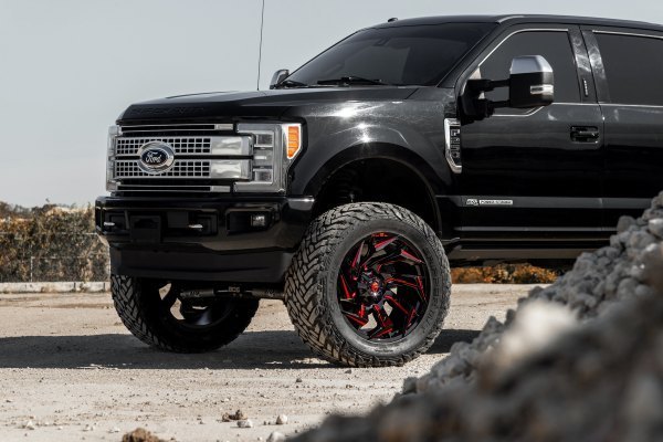 Fuel Reaction 22" 10J ET-18 6x135/6x139,7 Gloss Black with Candy Red - obrazek 6