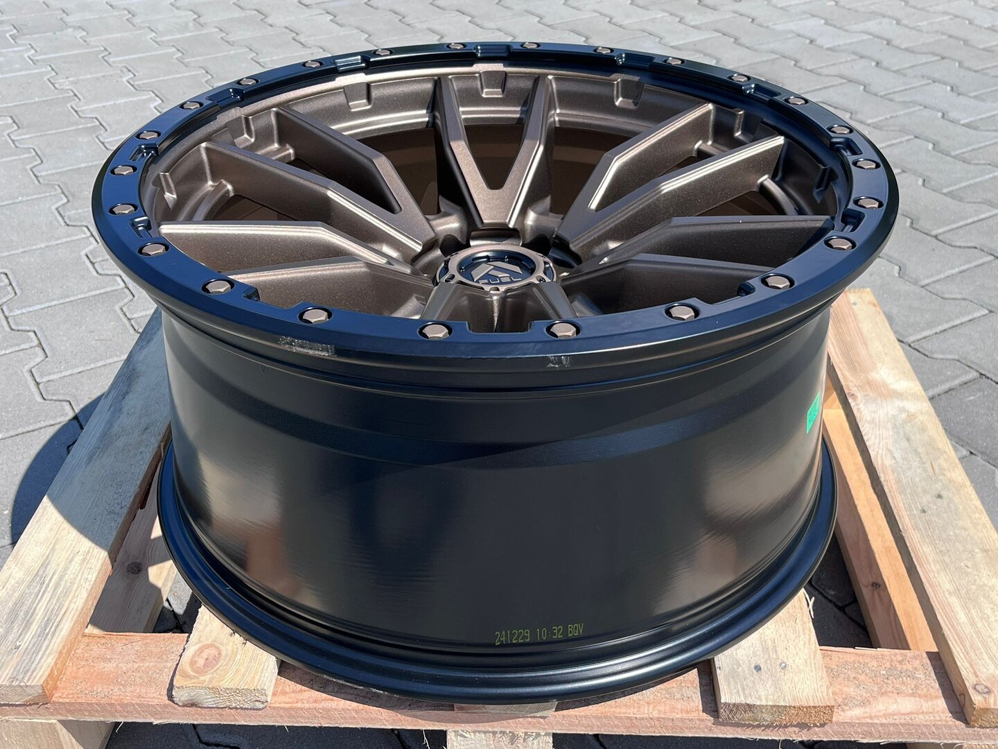 Fuel Rebel 22" 10J ET-13 6x139,7 Matte Bronze Black Ring - obrazek 6