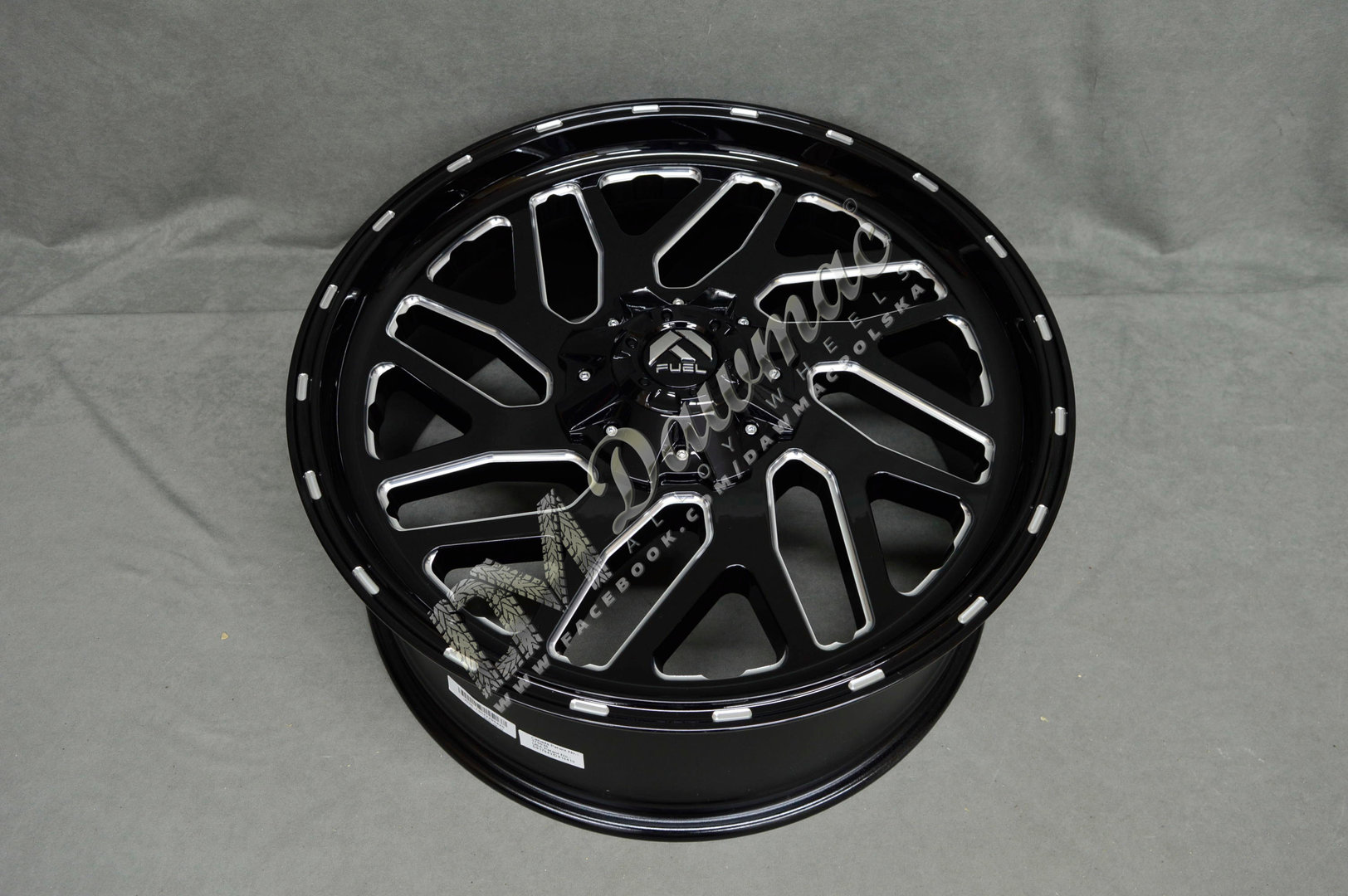 Fuel Triton 20" 10J ET-19 6x135/6x139,7 Black Gloss Milled - obrazek 5