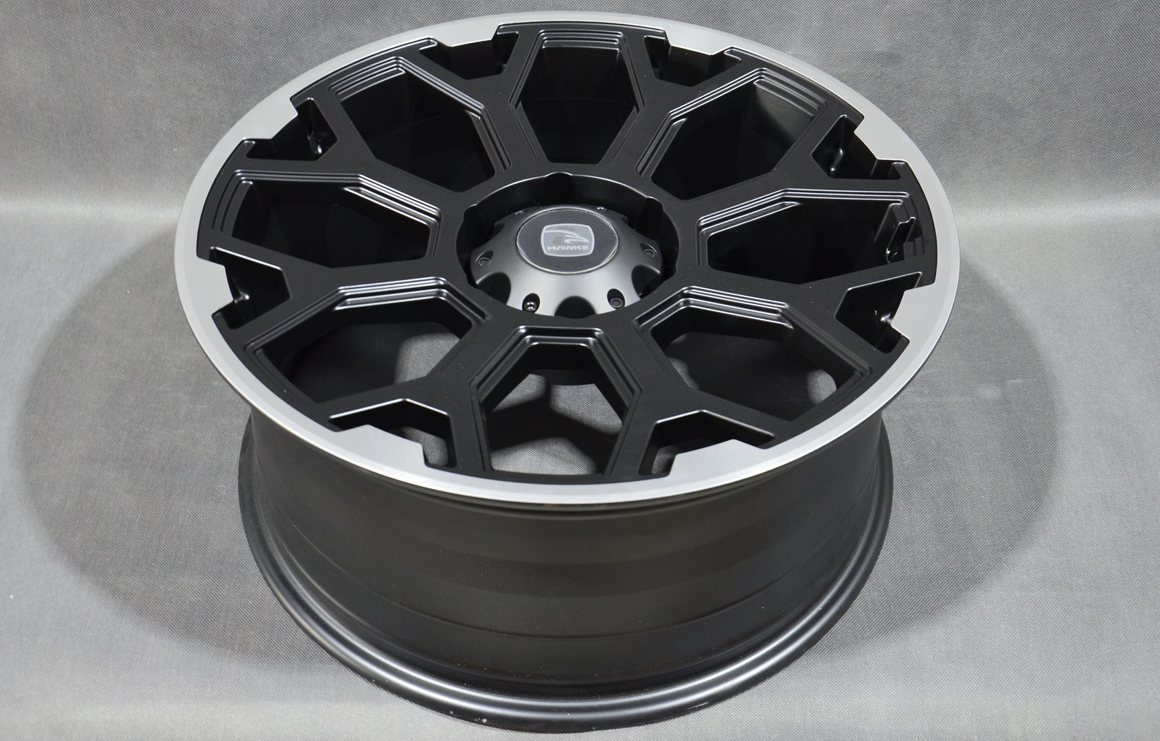 Hawke Sar 20" 9J ET30 6x139,7 Matt Black Lip Polished - obrazek 5