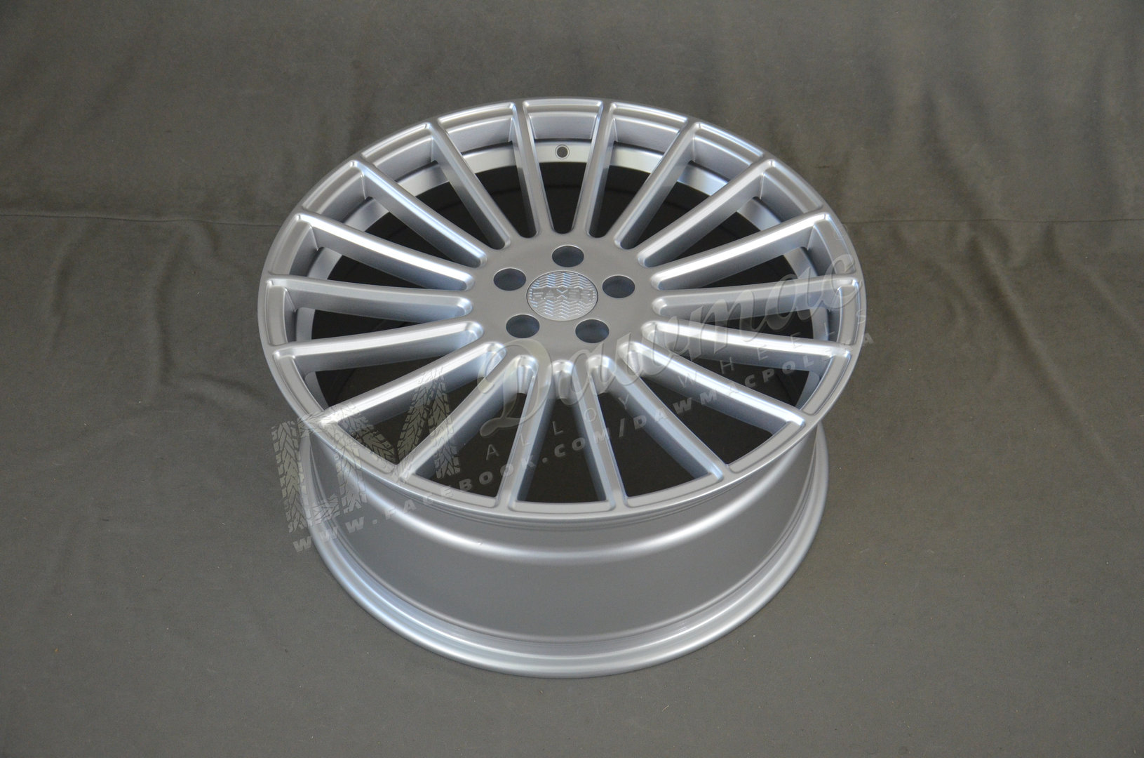 Haxer HX010 20" 8,5J ET25 + 10,5J ET40 5x112 Silver - obrazek 5