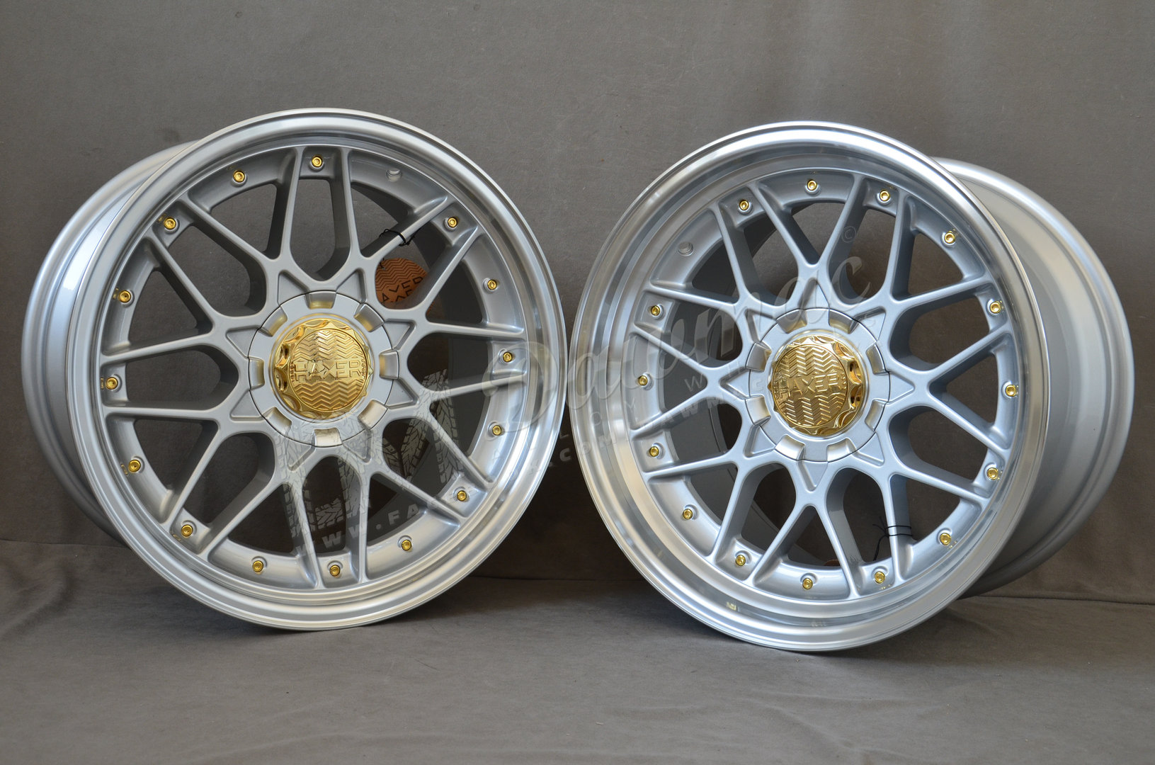 Haxer HX025 18" 9J ET20 + 10J ET15 5x112/5x120 Silver with Gold Rivets and Gold Caps - obrazek 3