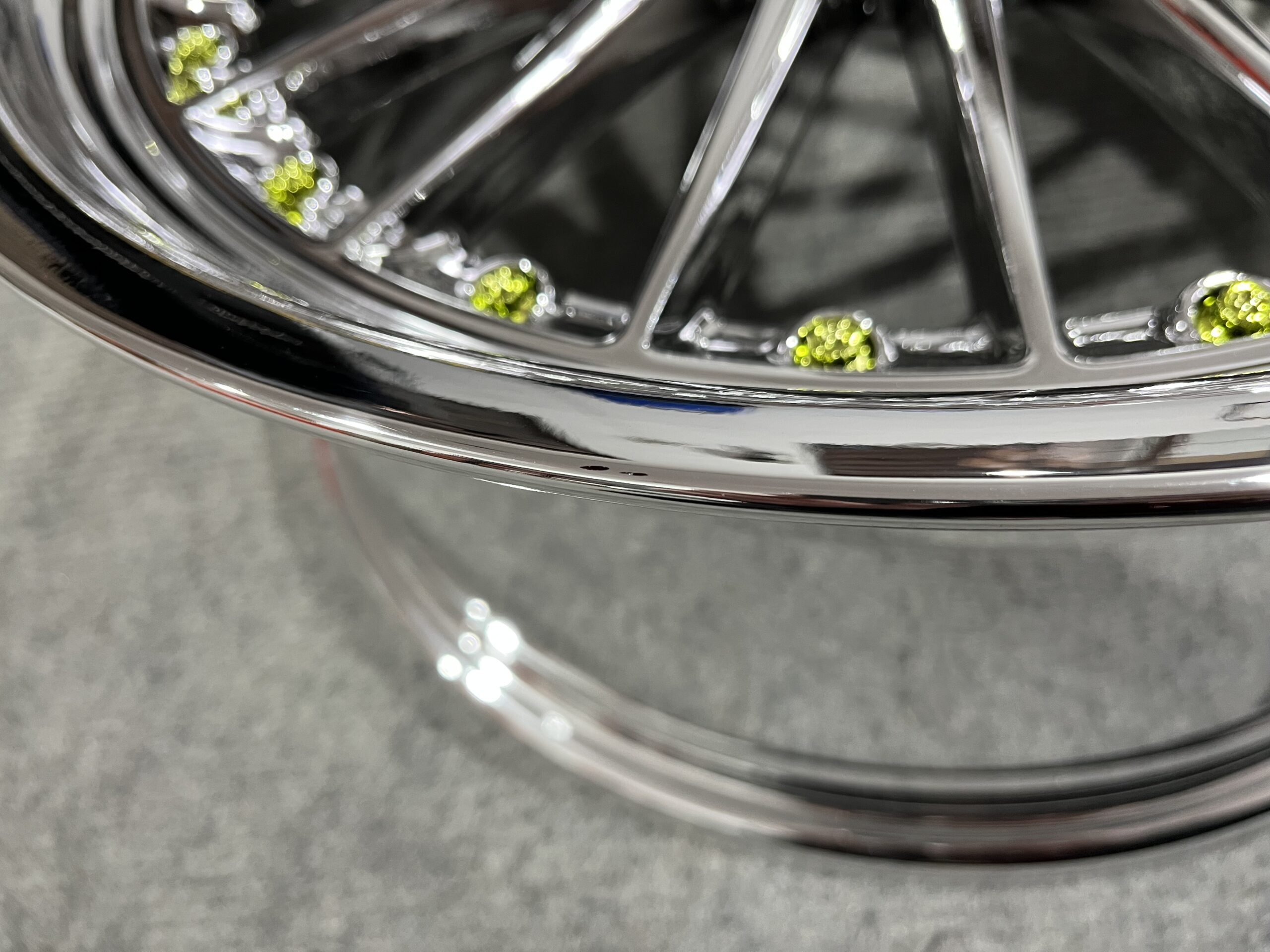 DMC03 19" 8,5J ET25 + 10J ET20 5x112/120 Chrome + Gold Rivets - obrazek 9