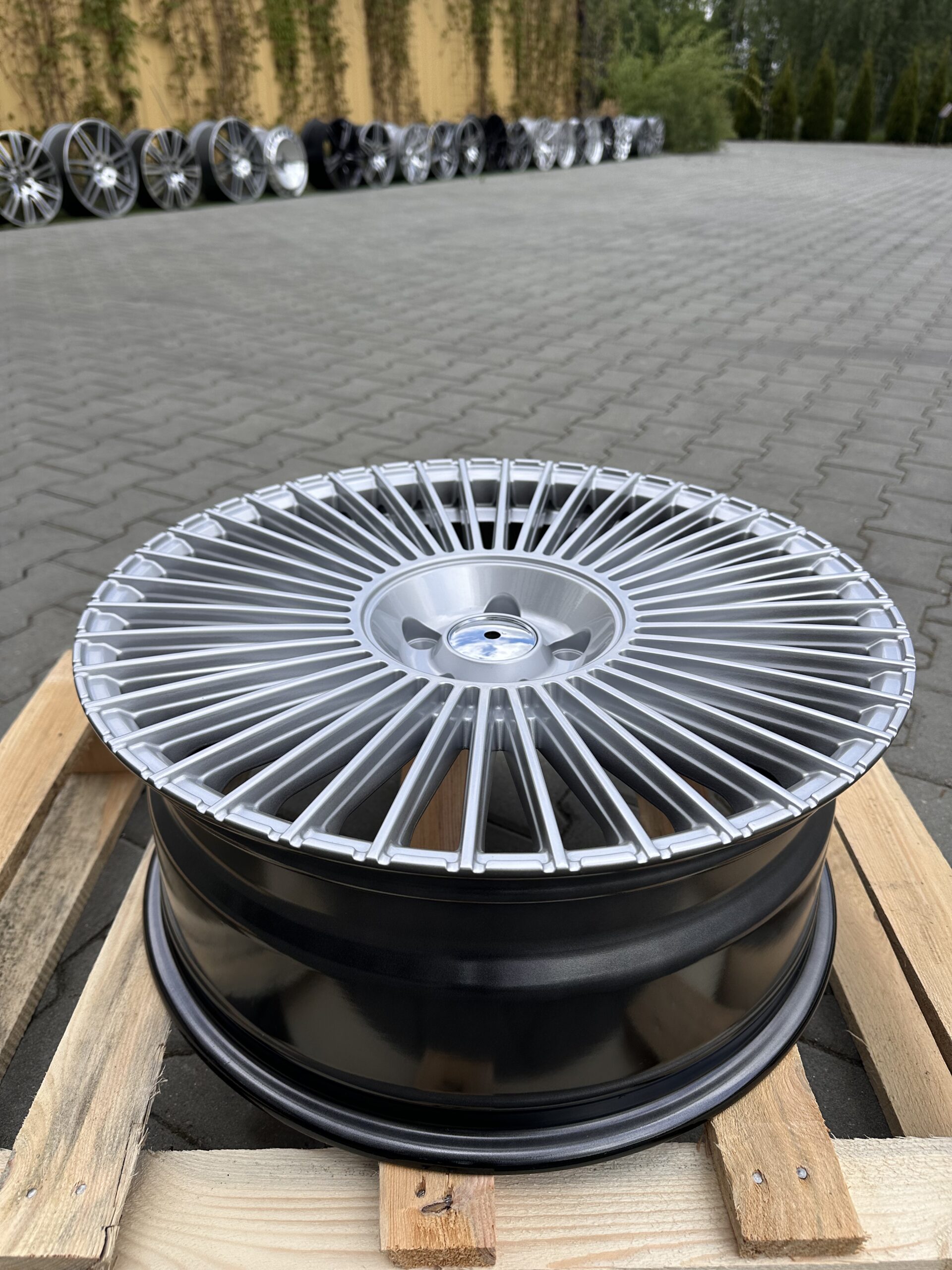 Carbonado Gift 20" 8,5J ET35 + 9,5J ET45 5x112 Diamond Hyper Black - obrazek 4