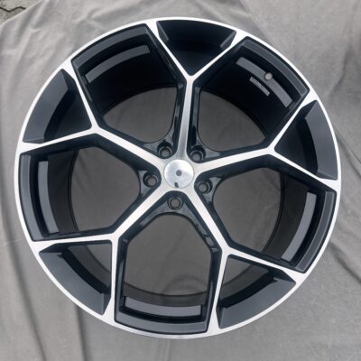 Carbonado Fancy 18" 8J ET30 5x112 Black Front Polished