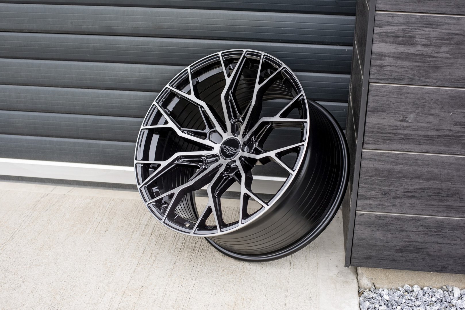 JUDD JSF3 20" 9J ET25-50 5x98-5x130 Gloss Black Titanium Brushed - obrazek 3