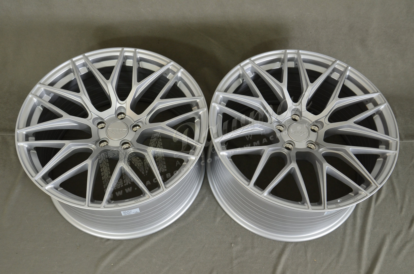 JUDD Model One 20" 8,5J ET25-45 + 10,5J ET25-ET45 5x108-5x130 Argent Silver - obrazek 6