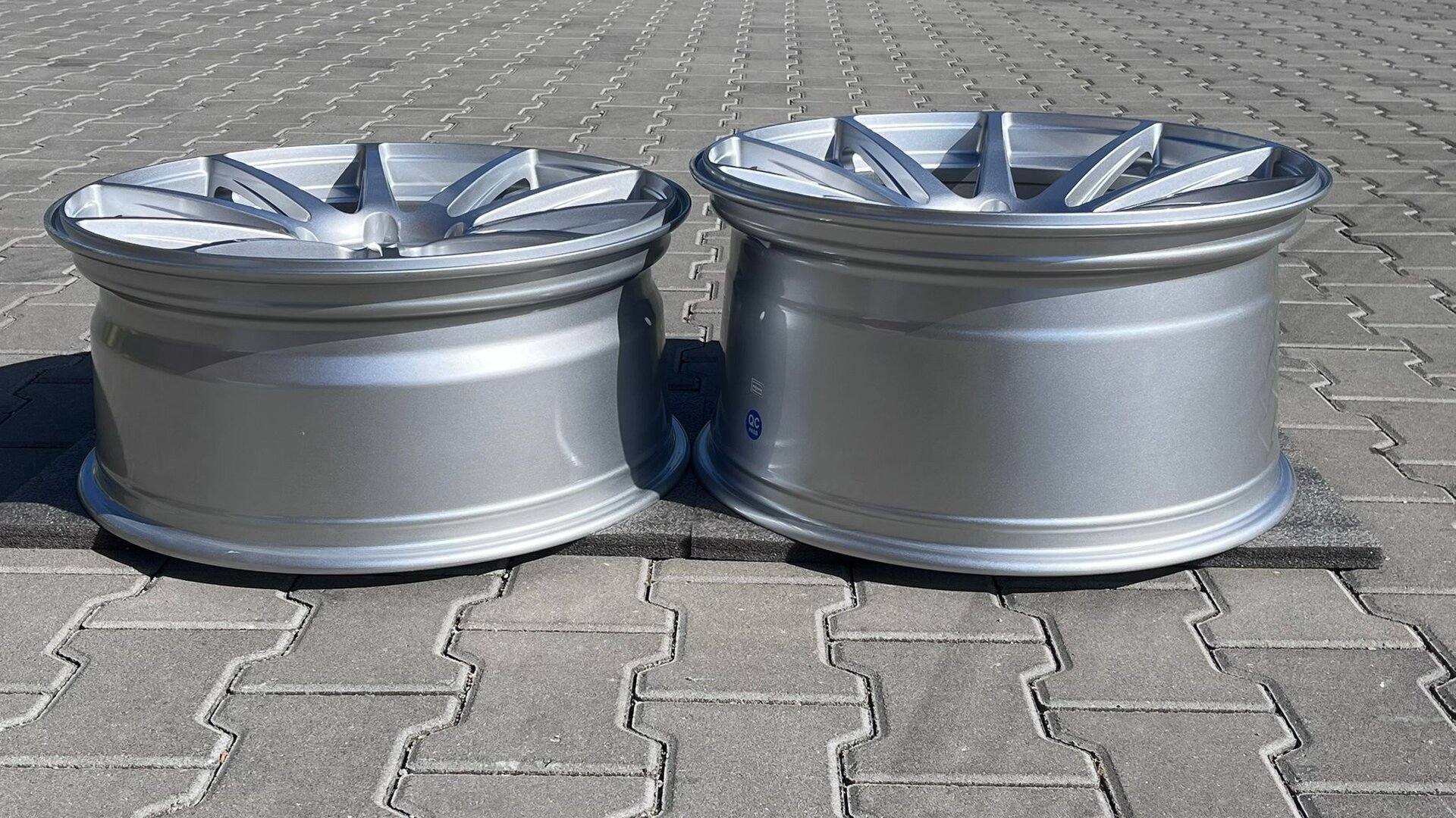 Japan Racing JR11 20" 8,5J ET25 + 10J ET40 5x112 Hyper Silver - obrazek 10