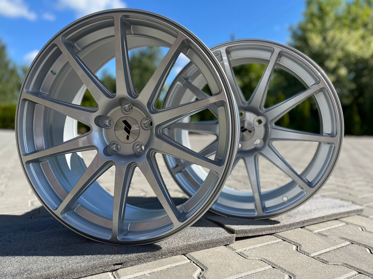 Japan Racing JR11 20" 8,5J ET25 + 10J ET40 5x112 Hyper Silver - obrazek 6