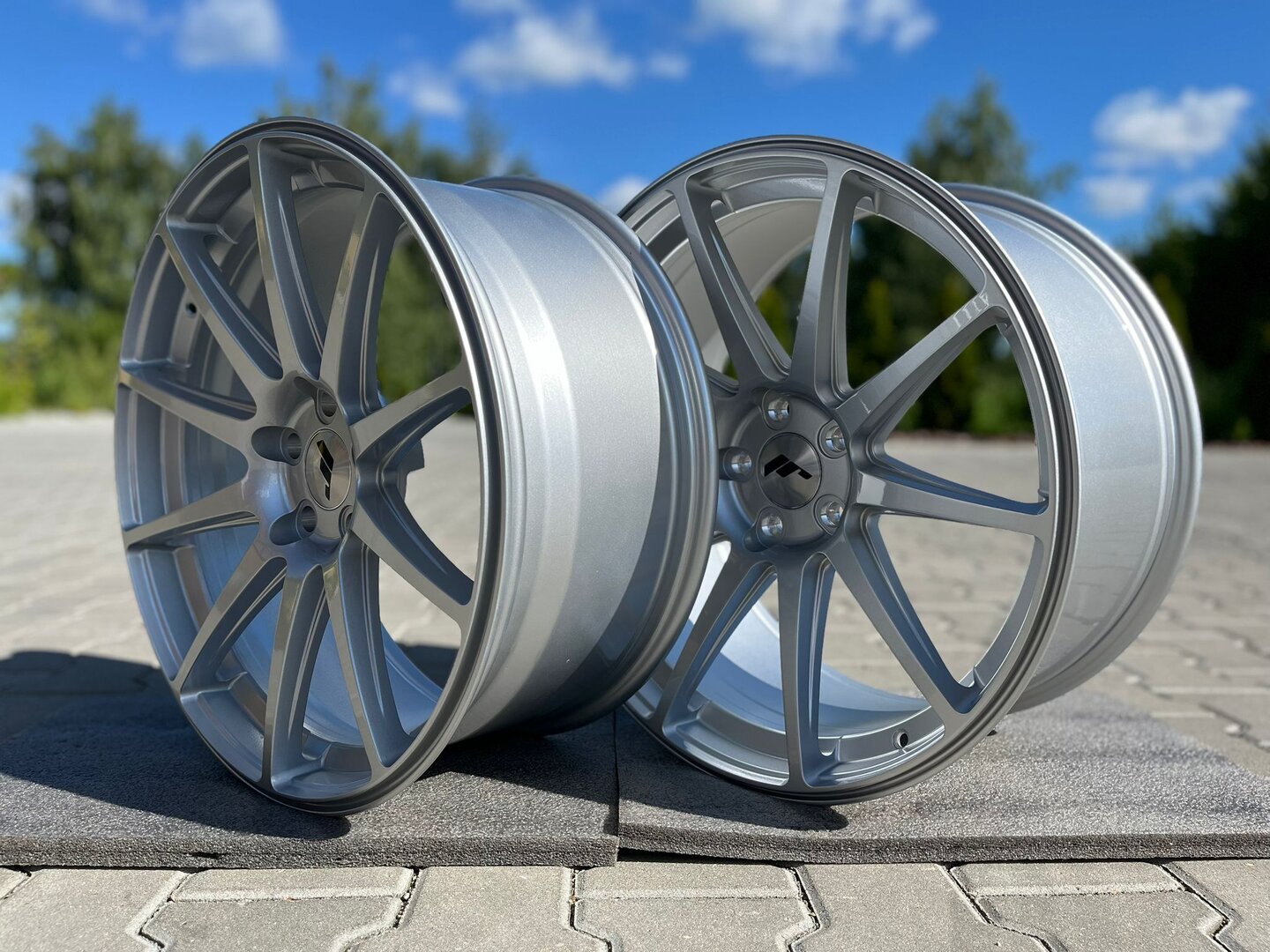 Japan Racing JR11 20" 8,5J ET25 + 10J ET40 5x112 Hyper Silver - obrazek 7