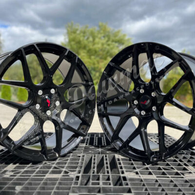 Japan Racing JR18 20" 9J ET28 + 10J ET40 5x114,3 Gloss Black
