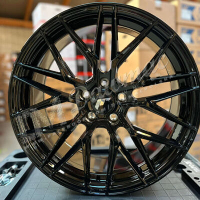 Japan Racing JR28 18" 8,5J ET40 5x114,3 Glossy Black