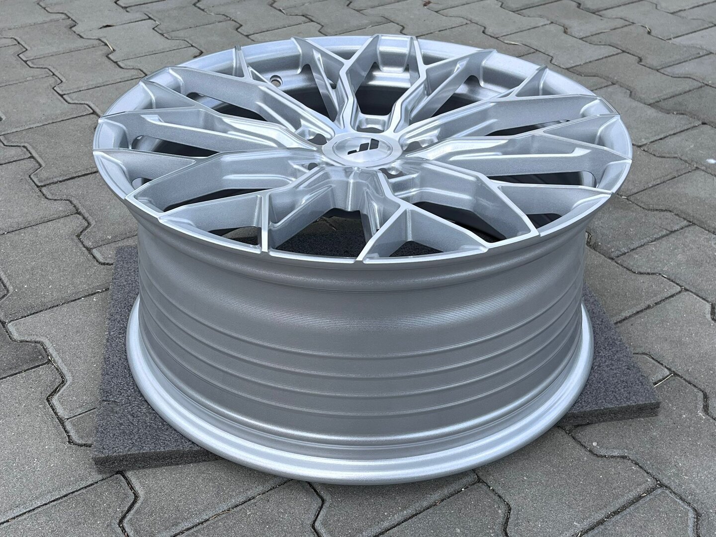 Japan Racing JR49 19" 8,5J ET45 5x112 Silver Machined Face - obrazek 6