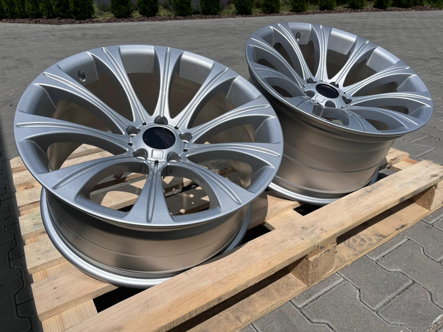 Model: 121/122 19" 9J ET15 + 10J ET15 5x120 Silver - obrazek 4